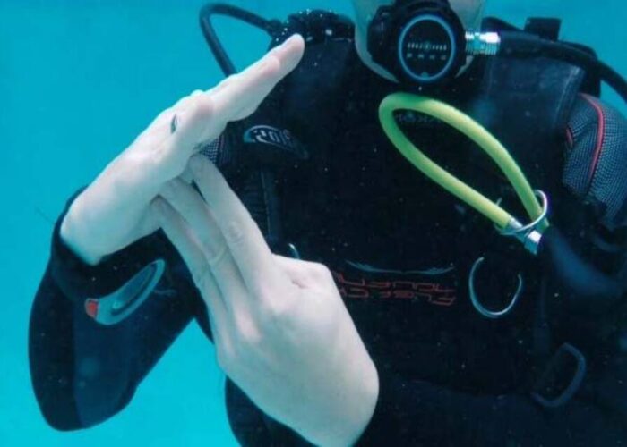 Diving Signals Explained – Scuba Diving Communication in Hurghada